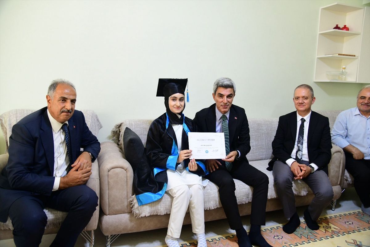 Evde Eğitim Alan Öğrenciye Karnesi verildi