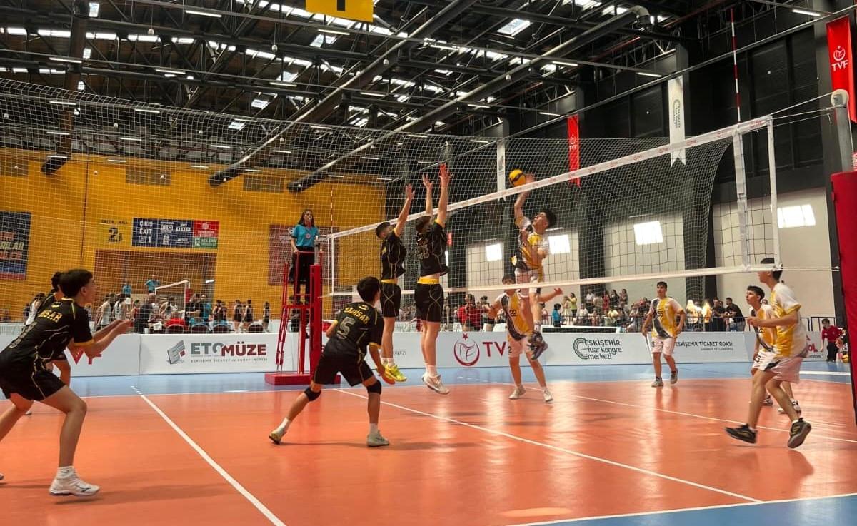 Akhisar Gençlik, Voleybol Şampiyonası\'nda Başarı Elde Etti