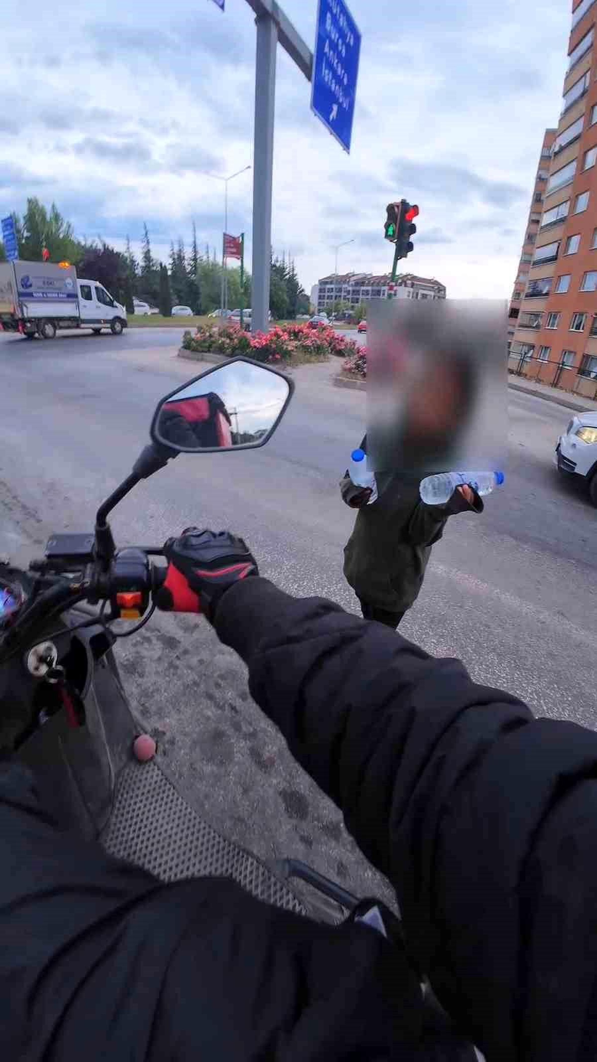 Kurye, Sipariş Alınmayan Paketi Çocuklara Verdi