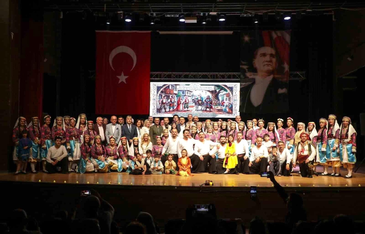 Kütahya\'da Geleneksel Halk Oyunları Gösterisi