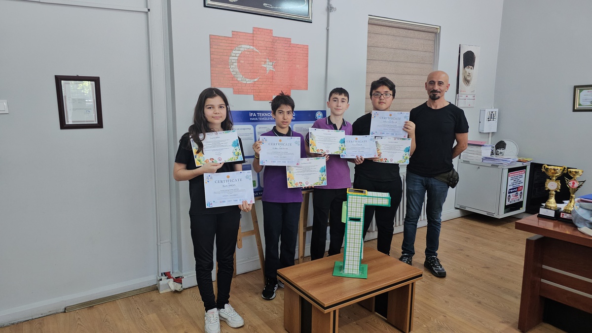 Öğrencilerden Hava Temizleyen Sokak Lambası Projesi