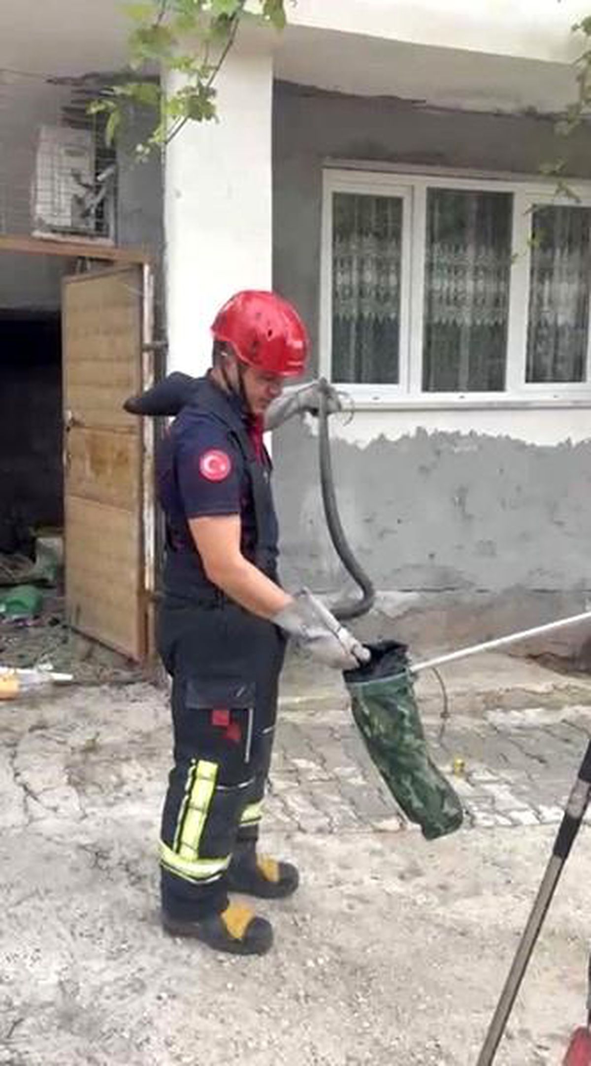 Osmaniye\'de evin bahçesinde görülen yılan yakalandı