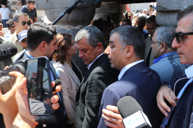 Özgür Özel Diyarbakır'da: Güne <a class='keyword-sd' href='/selahattin-demirtas/' title='Selahattin Demirtaş'>Selahattin Demirtaş</a>'ın selamıyla başladık