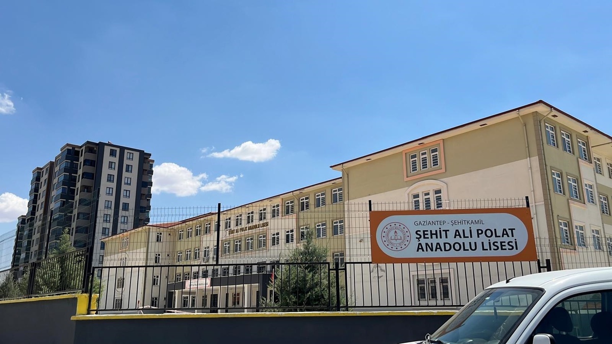 Karne günü parkta bıçaklı kavga: 16 yaşındaki öğrenci ağır yaralandı