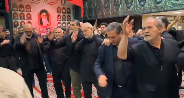 Pezeşkiyan Aşura matemine katıldı! Türkçe ağıtlar eşliğinde yas tuttu