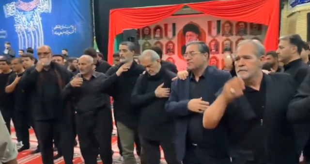 Pezeşkiyan Aşura matemine katıldı! Türkçe ağıtlar eşliğinde yas tuttu