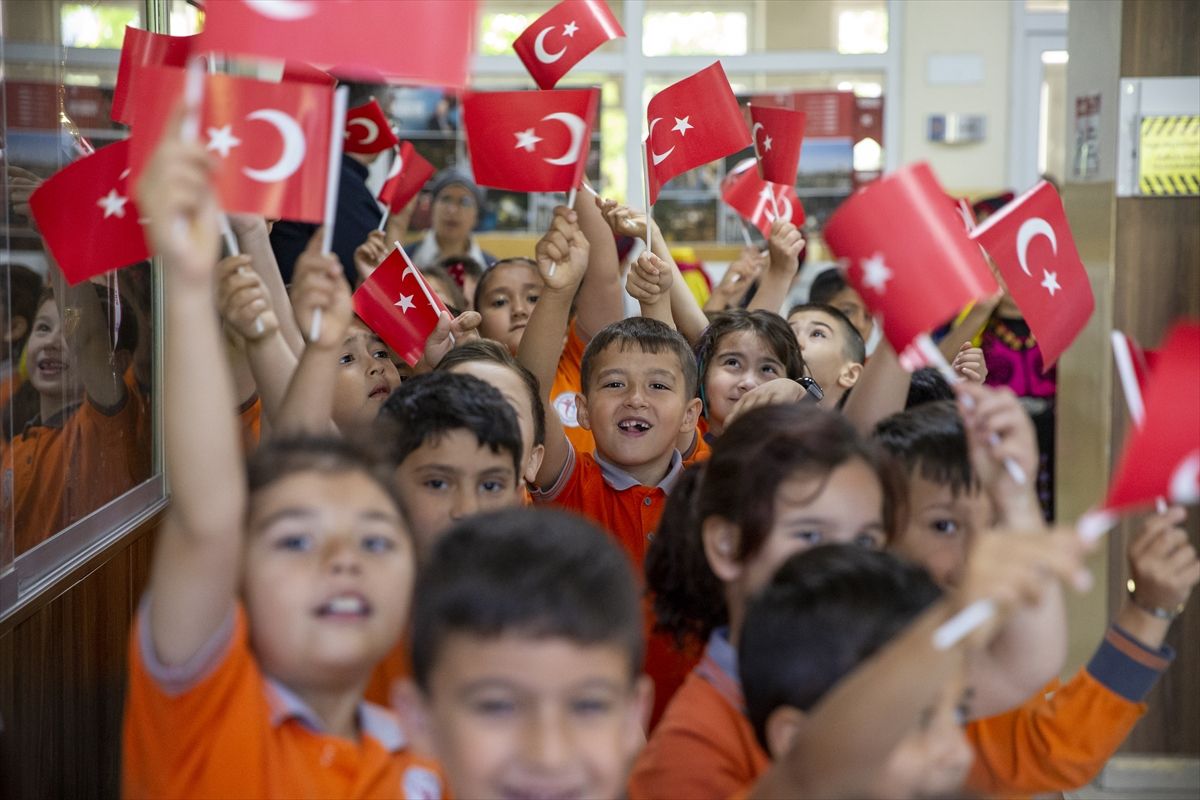 Öğrencilere Karneleri Verildi