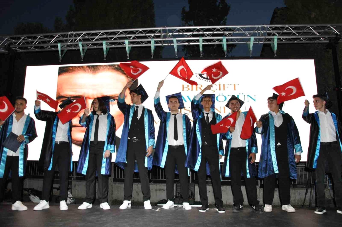 SAL Lisesi 17. Mezunlarını Uğurladı