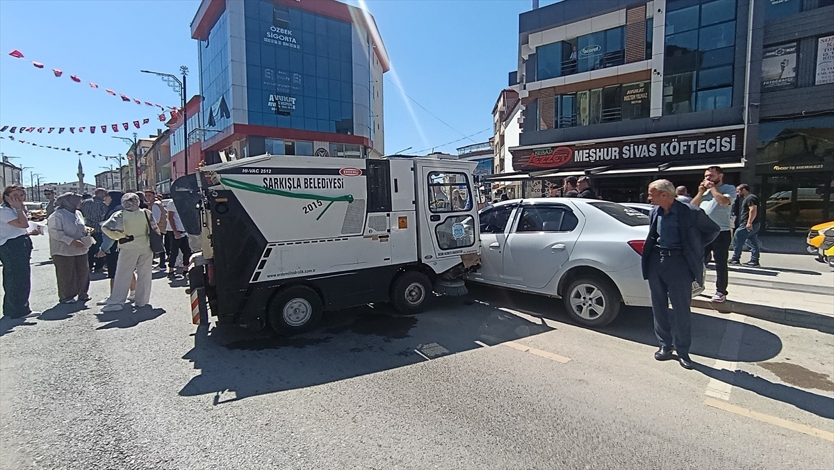 Şarkışla\'da Zincirleme Trafik Kazası