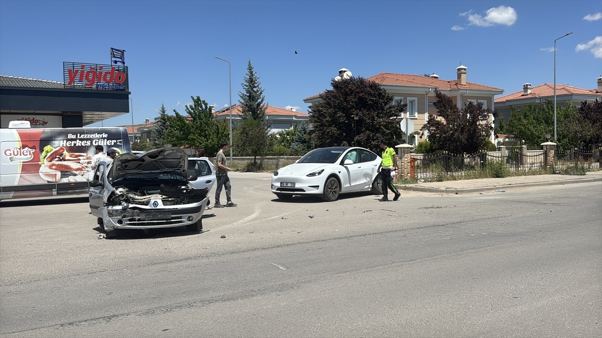 Sivas\'ta Trafik Kazası: 2 Yaralı