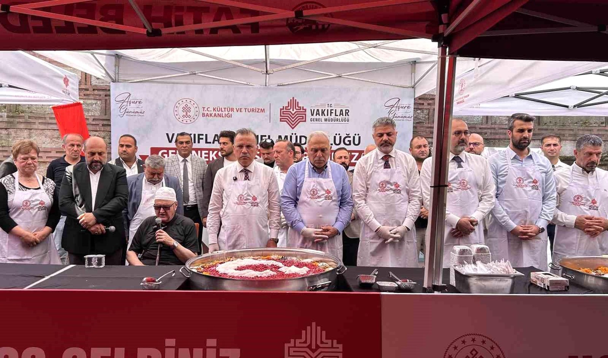 Tarihi Mısır Çarşısı\'nda 20 bin kişilik aşure ikramı
