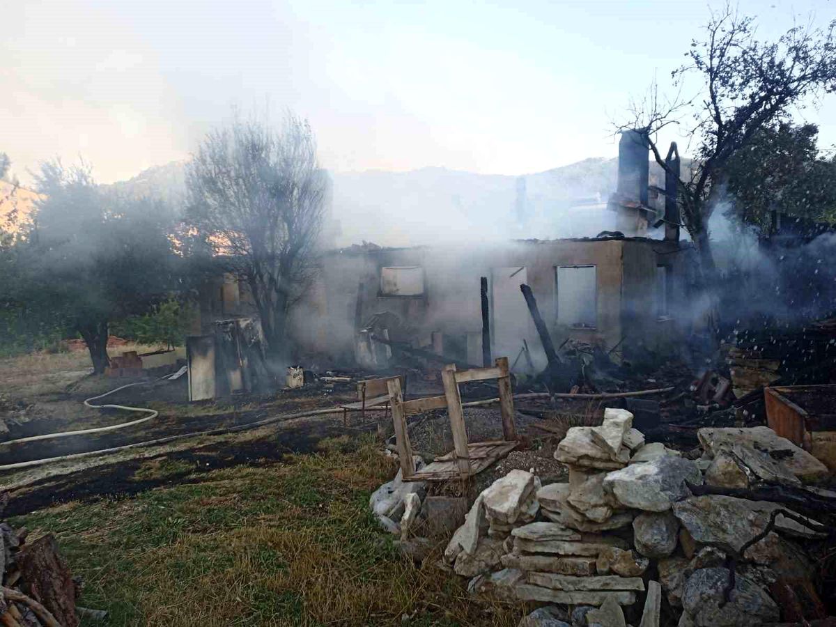 Çameli\'nde Ev Yangını İtfaiye Ekiplerince Söndürüldü