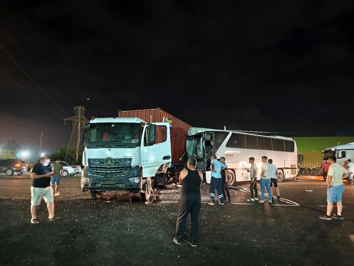 Hatay\'da Tır ve İşçi Servisi Çarpıştı