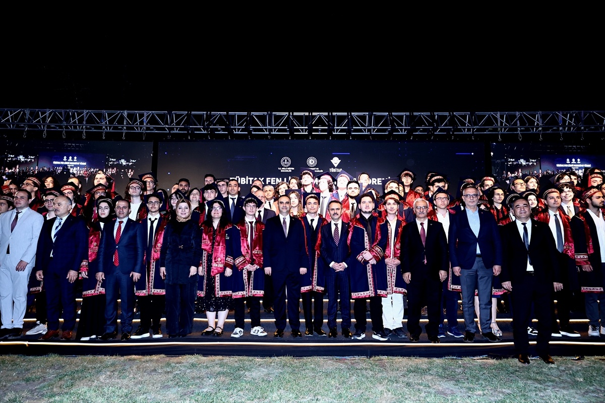 TÜBİTAK Fen Lisesi ilk mezunlarını verdi