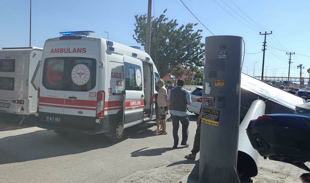 Edremit\'te Reklam Totemi Otomobilin Üzerine Düştü