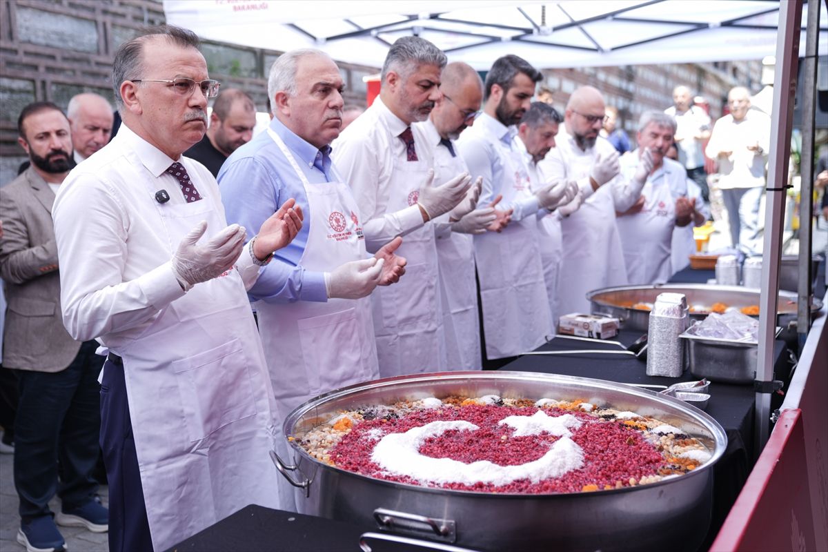 Eminönü\'nde Geleneksel Aşure Dağıtımı