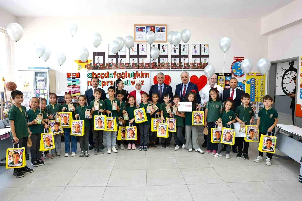 Vali Makas, Öğrencilerin Karnelerini Dağıttı