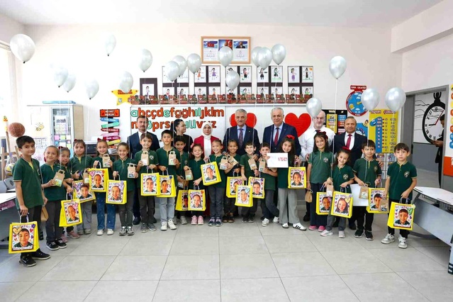 Vali Makas, Öğrencilerin Karnelerini Dağıttı