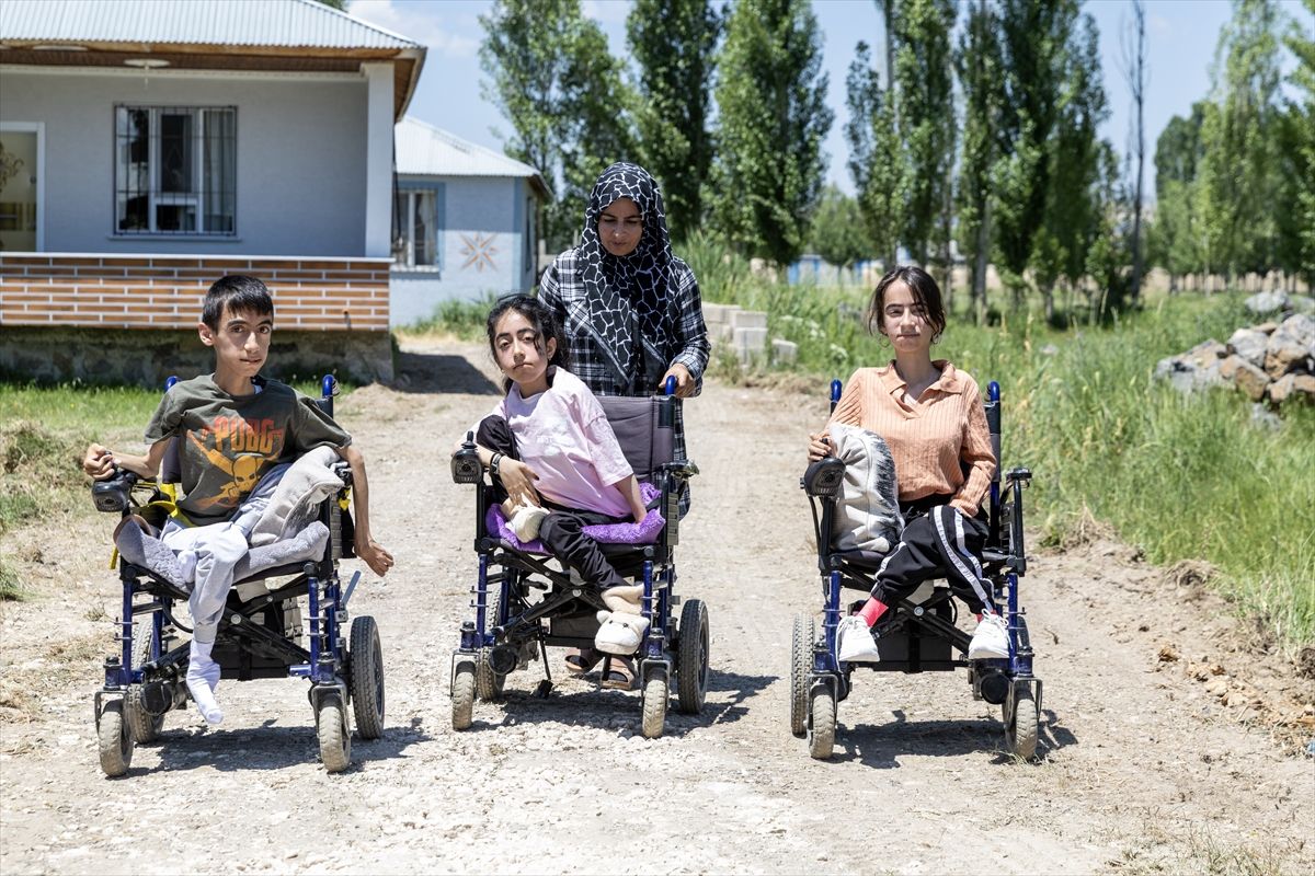 Üç kardeşin karne sevincine asfalt ve akülü sandalye desteği