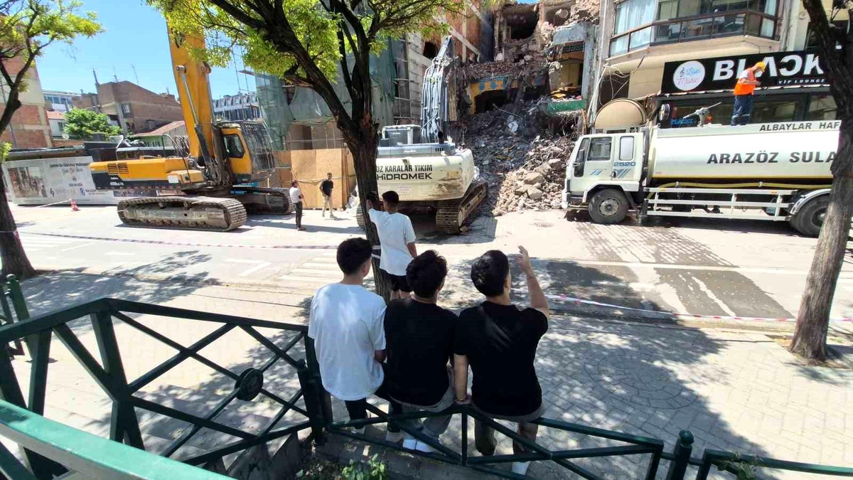 Gençler Yıkım Çalışmasını Keyifle İzledi