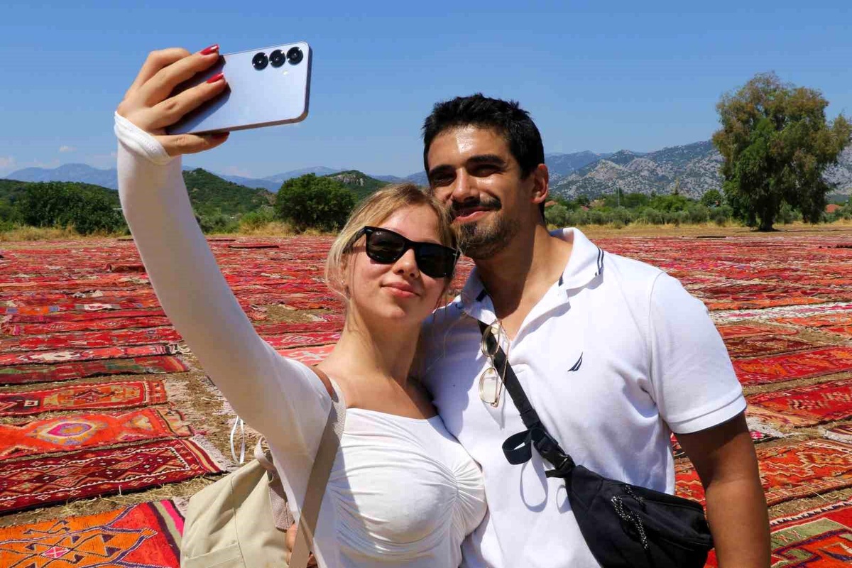 Halı Tarlası Turistlerin Gözdesi