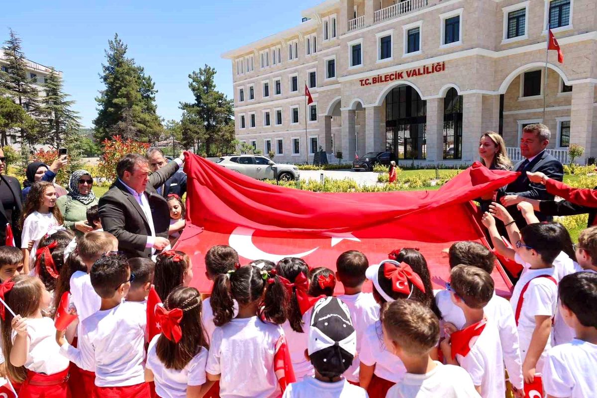 Bilecik\'te Öğrencilerden Mozaik Bayrak
