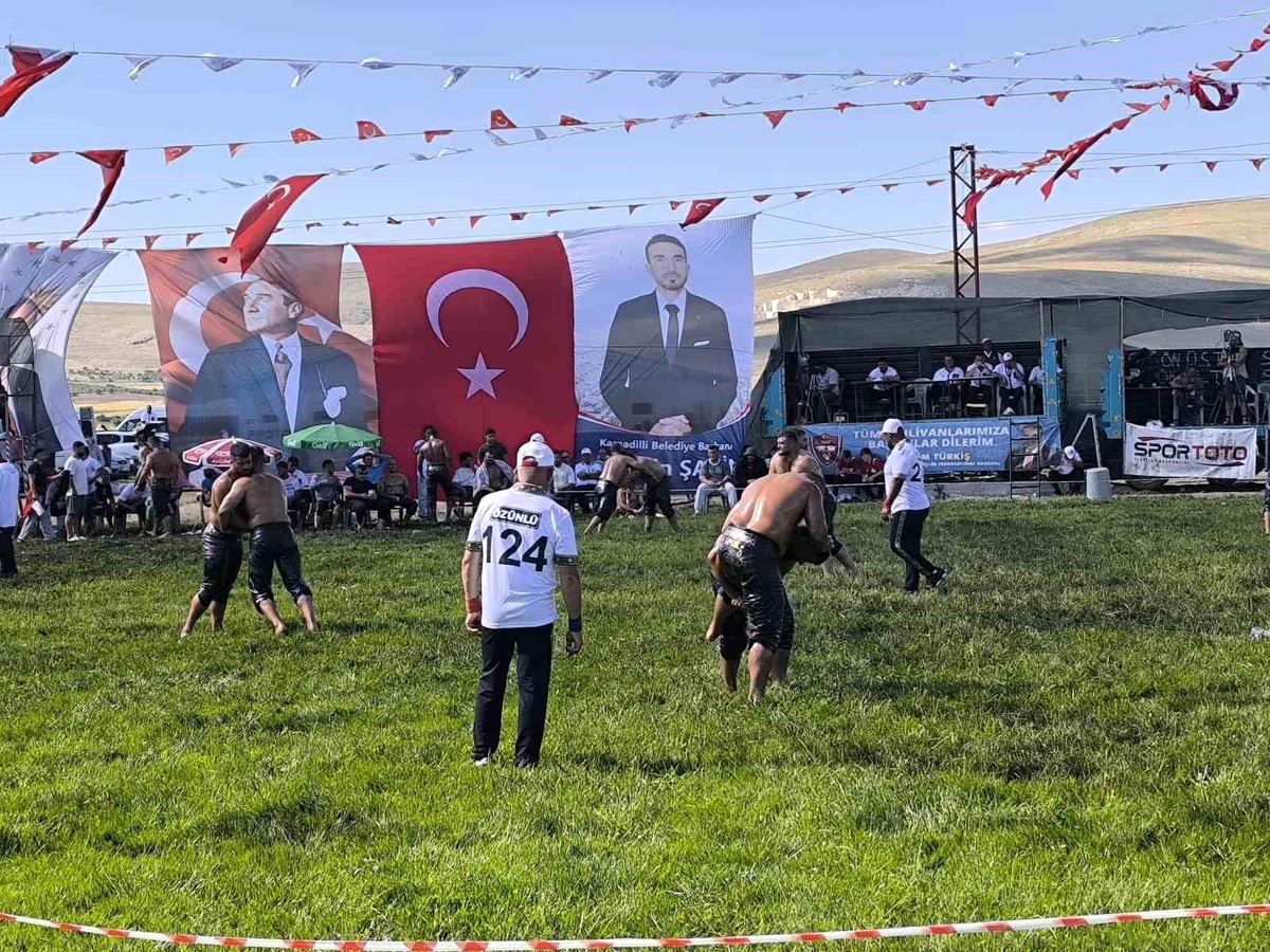 Afyonkarahisar\'da ata sporu coşkusu: Pehlivanlar er meydanına çıktı