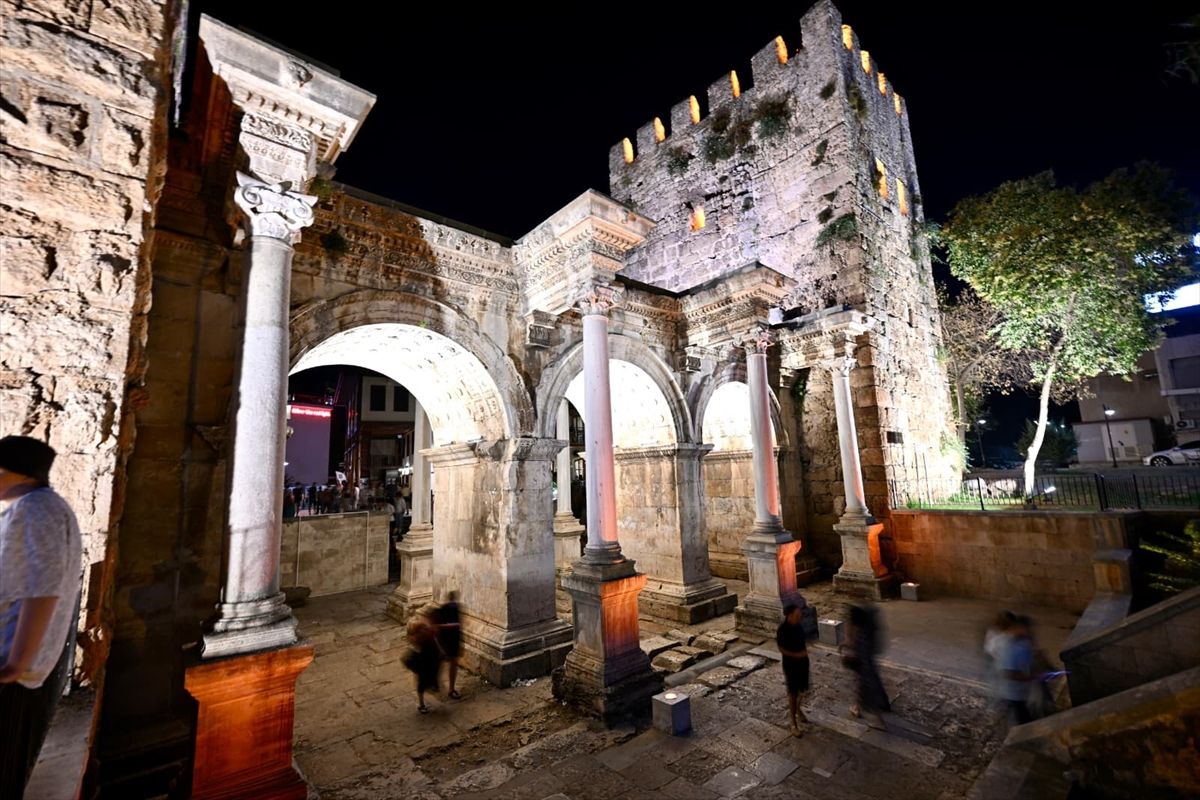 Üçkapılar Gece Işıklandırıldı