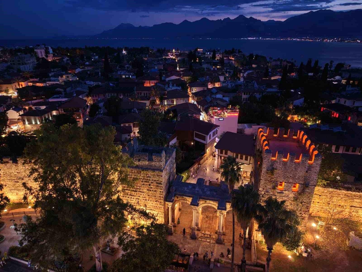 Üçkapılar Gece Işıklandırıldı
