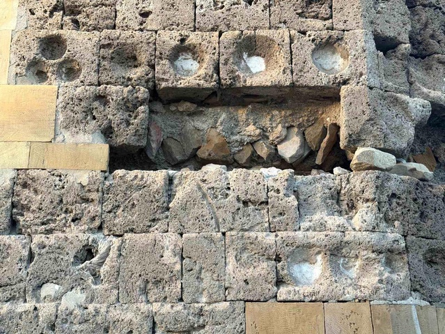 Bayburt Kalesi’nin Taşları Tehlikede