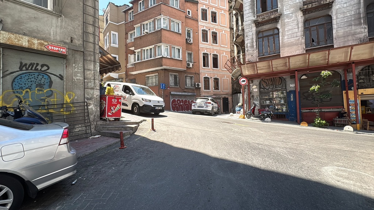 Beyoğlu\'nda Patlayıcı Saldırı: Binalar Hasar Gördü