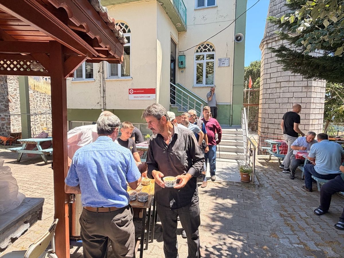Işıkeli Köyü\'nde Aşure İkramı
