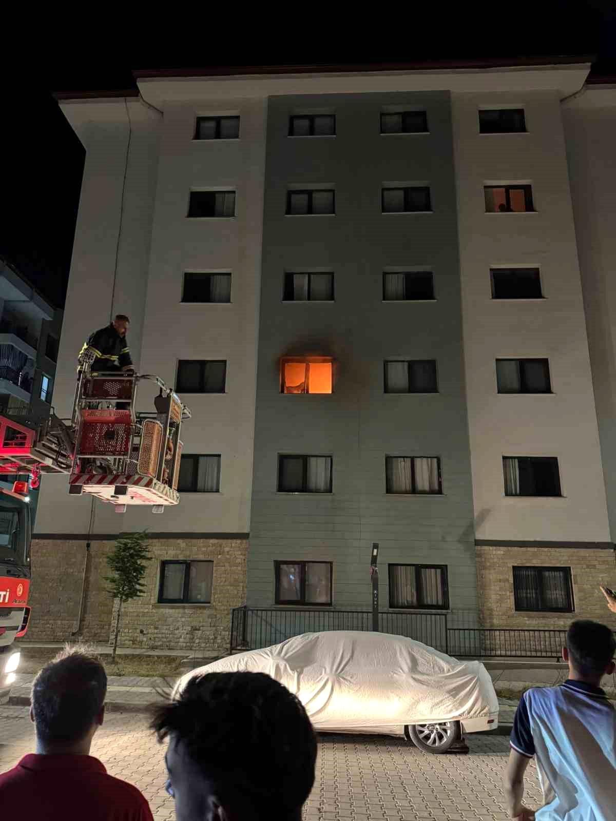 Adıyaman\'da Yangın: İki Kişi Hastaneye Kaldırıldı