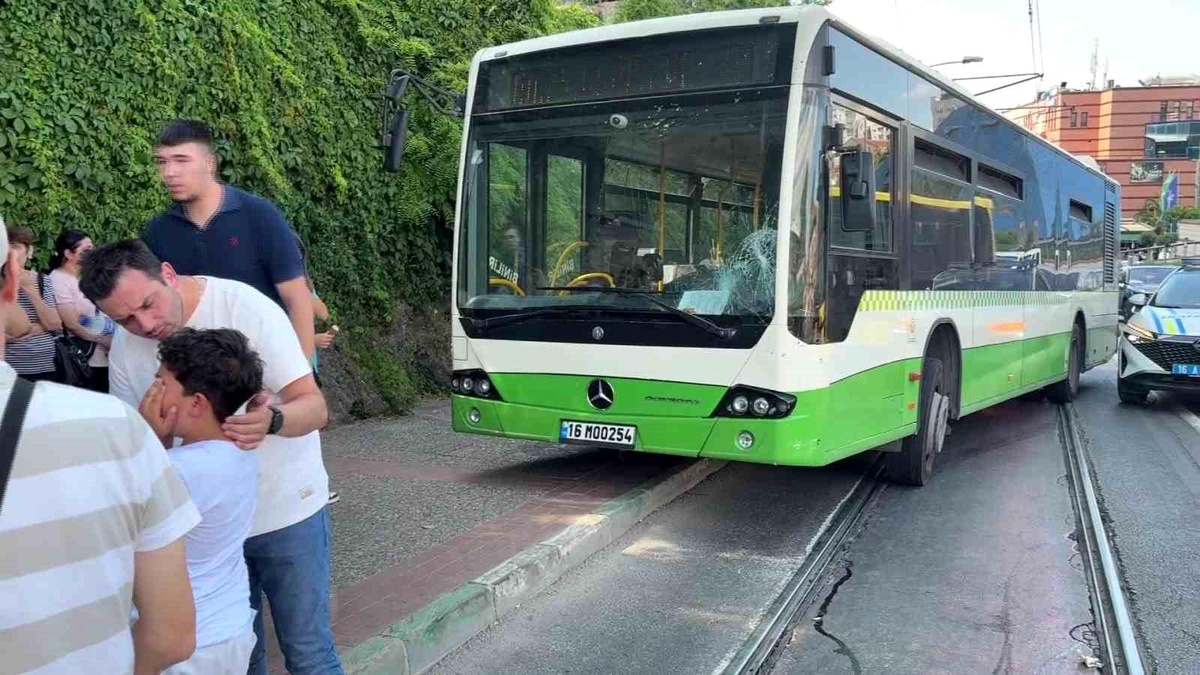 Bursa\'da Otobüs Kazası: Anne ve Bebek Yaralı