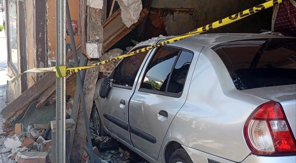 Bursa\'da Kontrolden Çıkan Araç Eve Çarptı
