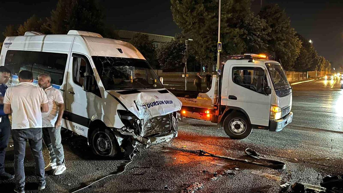 Bursa\'da Servis Minibüsü Kaza Yaptı