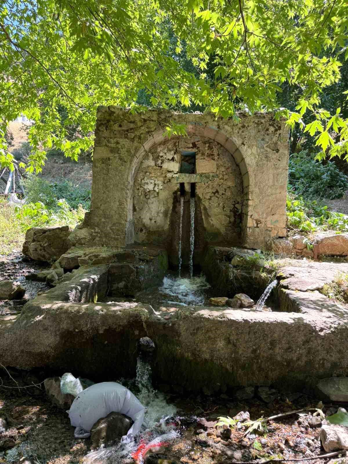 Ergani\'deki Tarihi Çeşme Harabe Haline Geldi