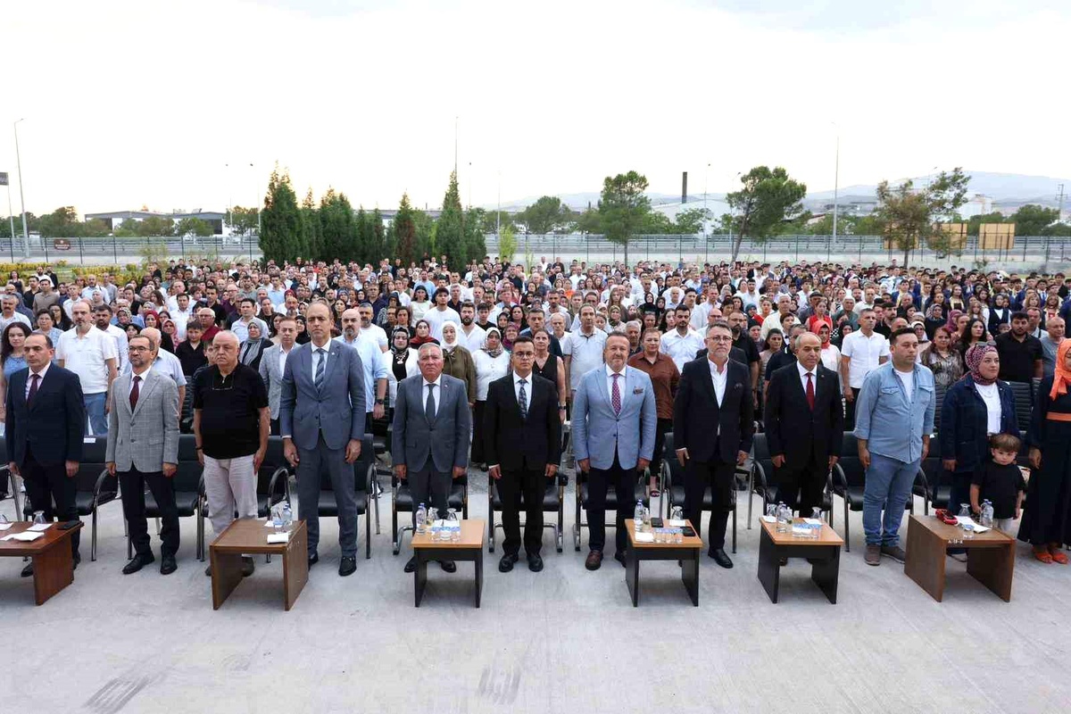 DOSTEK Kolejinde 228 öğrenci mezuniyet heyecanı yaşadı