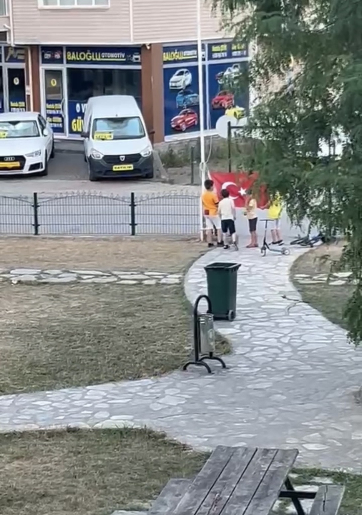 Çocuklardan Bayrak Sevgisi