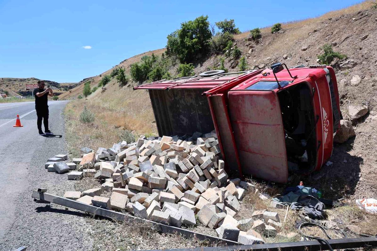 Elazığ\'da Kamyonet Devrildi: 2 Yaralı