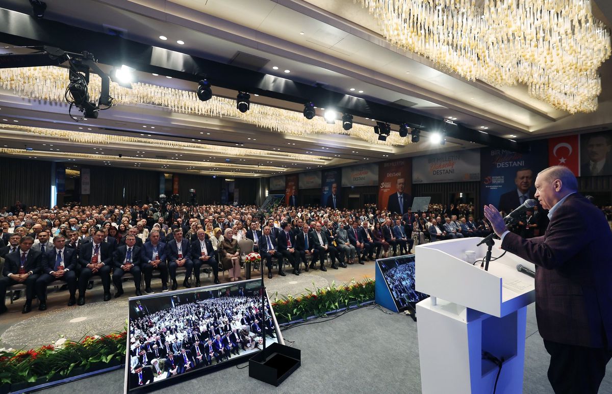 Emine Erdoğan\'dan AK Parti toplantısına hayırlı olsun