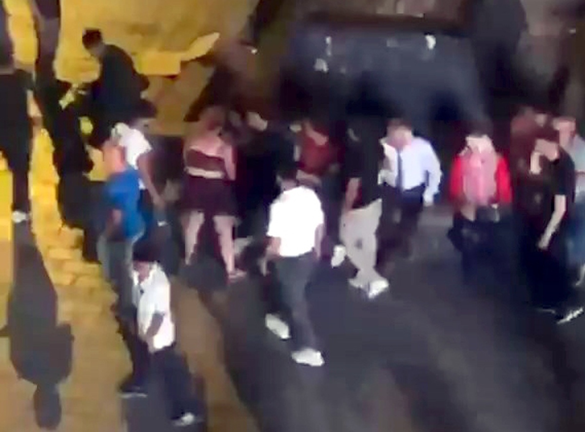 Esenyurt\'ta Halay Çeken Grupla Kavga