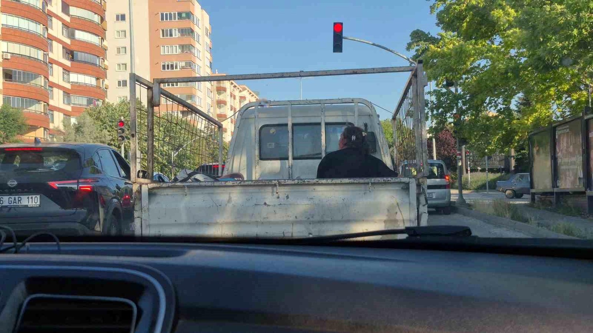 Eskişehir\'de Kamyonet Kasisinde Tehlikeli Yolculuk