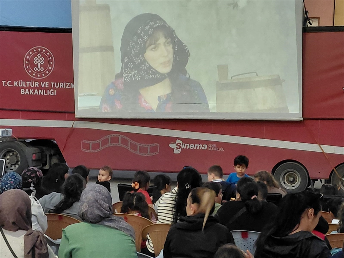 Gezen Sinema Tırı Ulaş\'ta