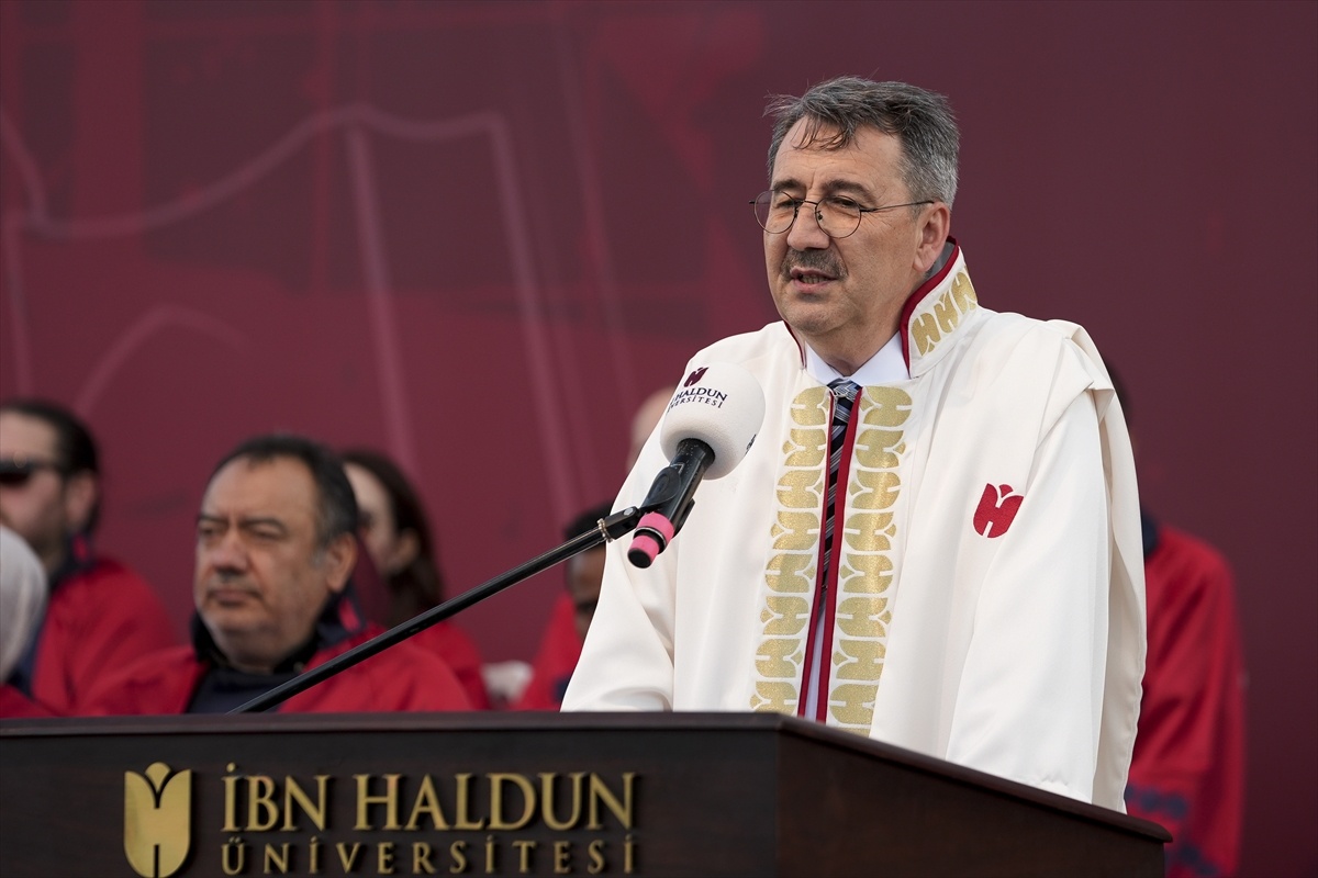 İbn Haldun Üniversitesi 8. Mezuniyet Töreni: \'Sizler Türkiye Yüzyılı\'nı İnşa Edeceksiniz\'