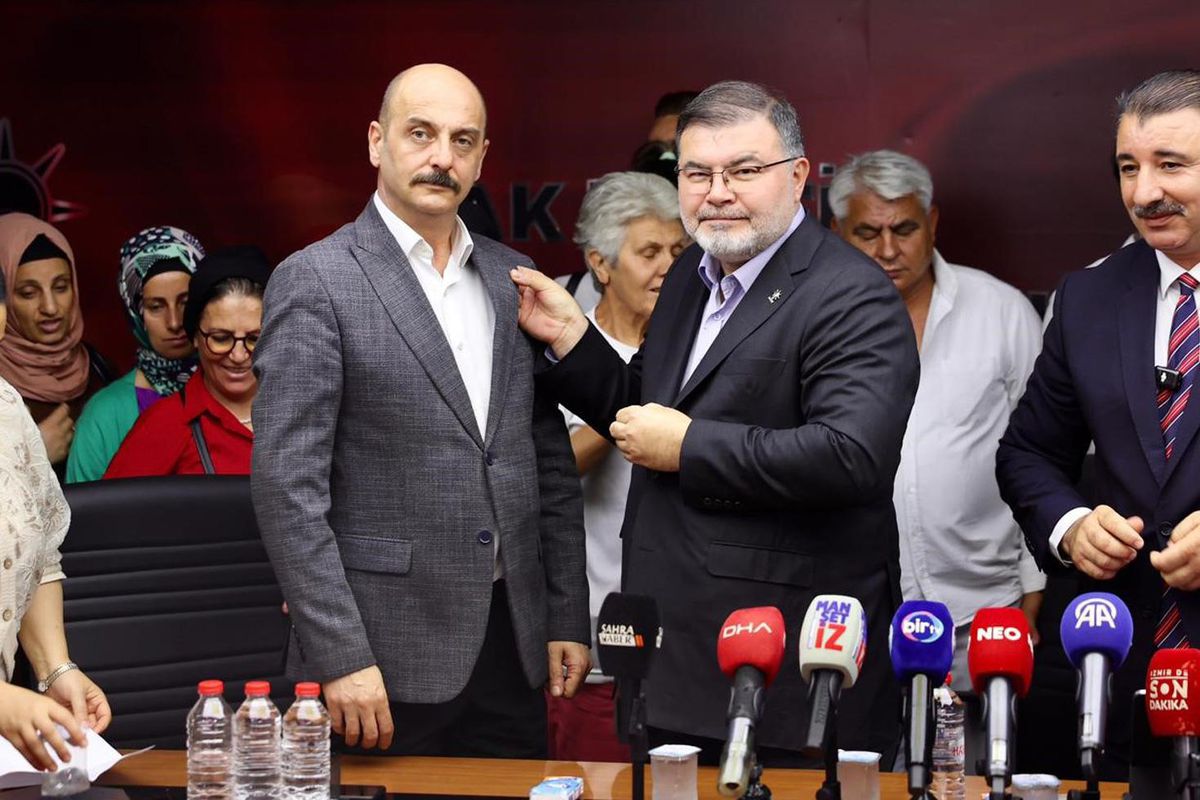 AK Parti\'de toplu rozet töreni! İzmir\'de 370 kişi aynı anda partiye katıldı