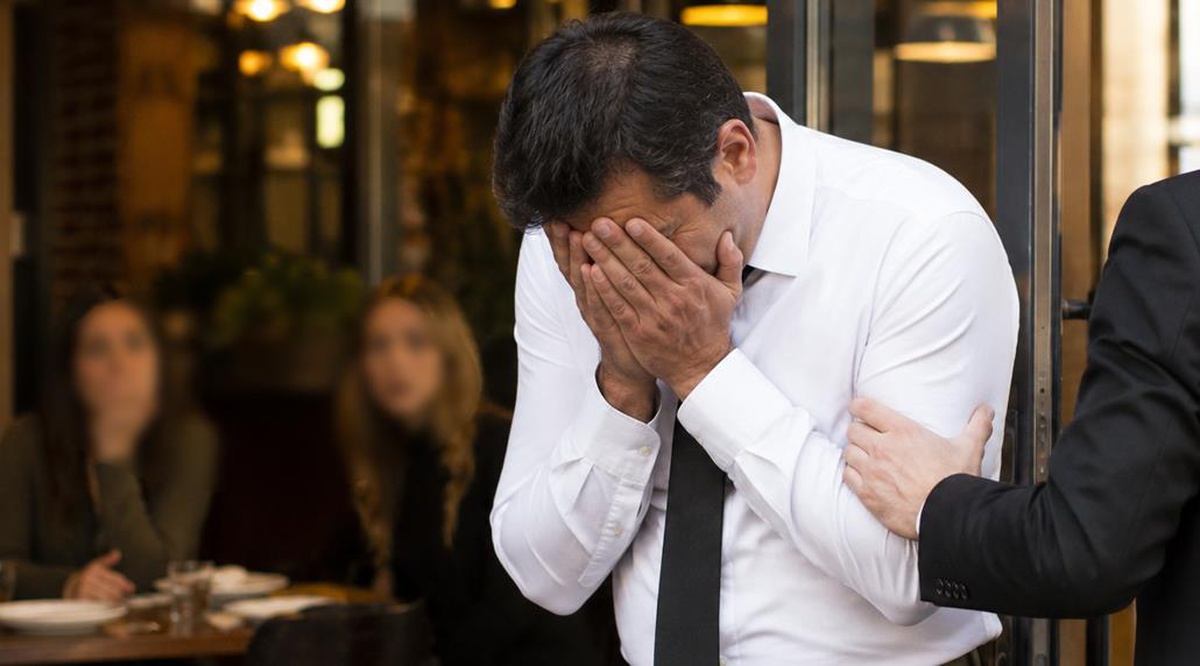 Kadın müşterilere "Canım, balım, bekar mısın?" dedi, tazminatsız kovuldu