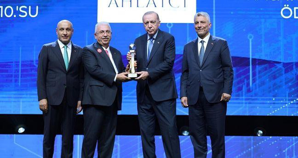 Kuyumculuk Sektörü İhracat Şampiyonu Ahlatcı, Ödülünü Cumhurbaşkanı Erdoğan’ın elinden aldı