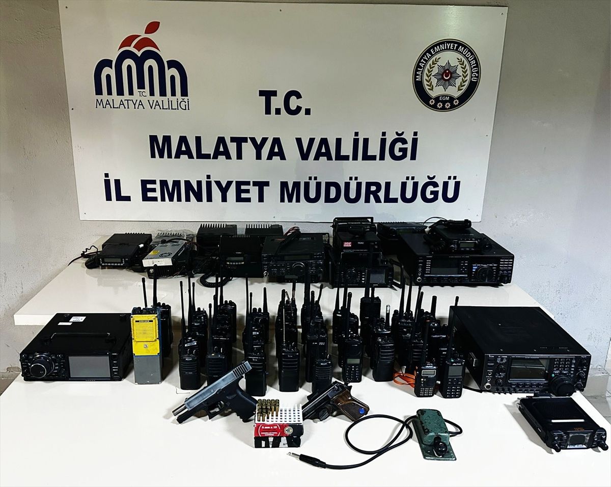 Malatya\'da emniyetin frekanslarını dinledikleri iddia edilen 6 kişi yakalandı