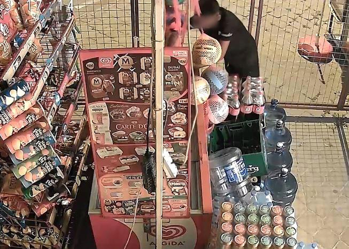 Kuşadası\'nda Çocuk Hırsızlar 100 Bin Liralık Ürün Çaldı